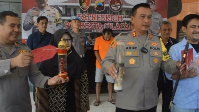 Konferensi Pers Dukun Cabul di Cilacap