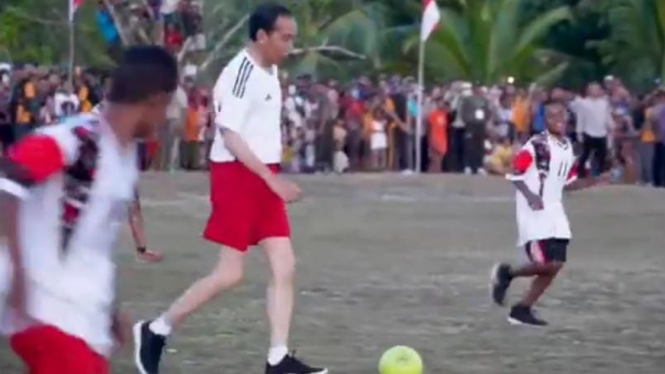 Presdien Jokowi bermain bola di Papua