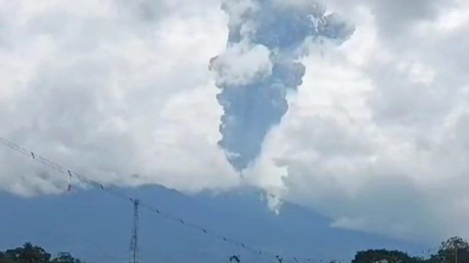 Gunung Marapi di Sumbar erupsi