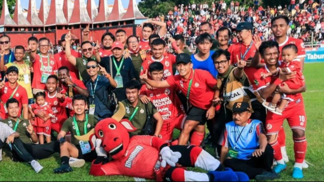 Semen Padang merayakan promosi ke Liga 1