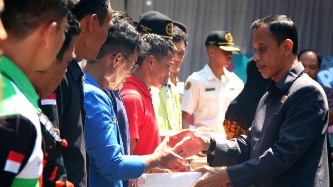 pemkab temanggung bagikan ribuan bendera merah putih ke warga