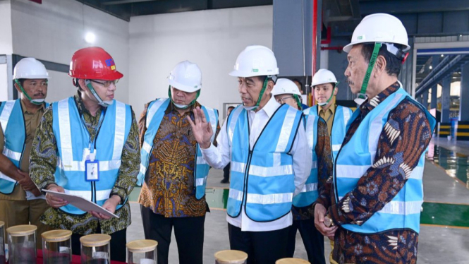 Presiden Jokowi Resmikan Pabrik Bahan Anoda Baterai Litium di Kendal