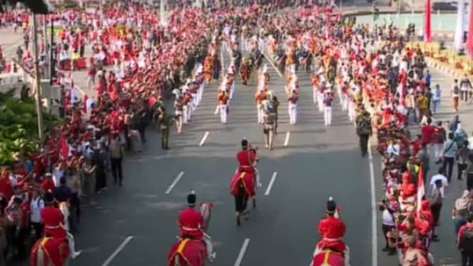 kirab duplikat bendera Sang Merah Putih dan teks naskah proklamasi