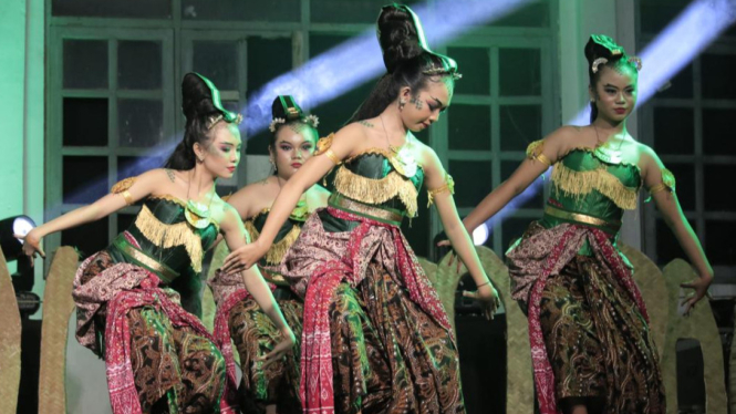 Penampilan tarian Festival Pituturan Kendal 2024