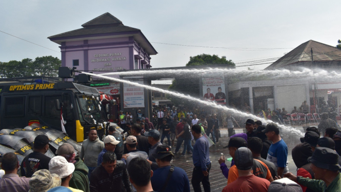 Bentrokan meletus di depan Masjid Agung Demak.