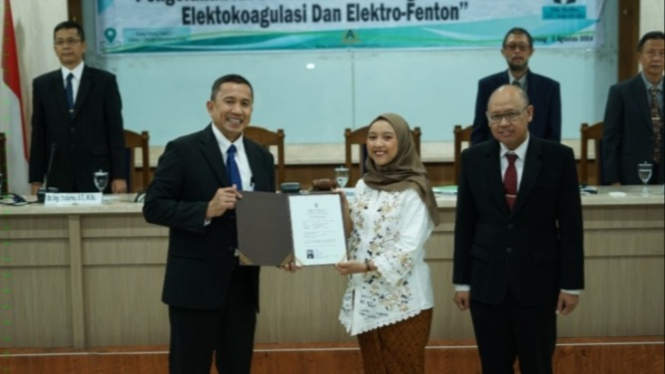 Dr. Elin menerima SKL di Undip