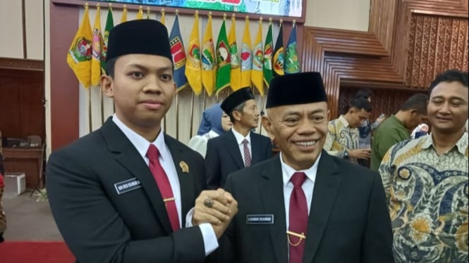 Anggota DPRD termuda M Rizqi Iskandar Muda dilantik bersama ayahnya