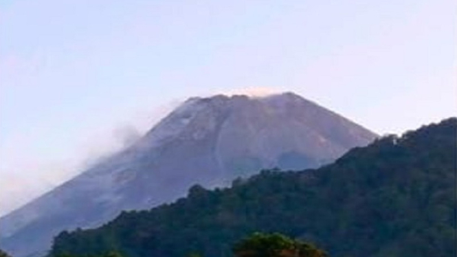 Gunung Merapi mengeluarkan awan panas