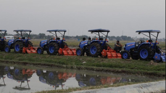 Traktor alat mesin pertanian (alsintan) bantuan Kementan