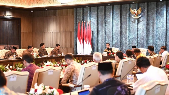 Presiden Jokowi memimpin sidang kabinet paripurna di IKN