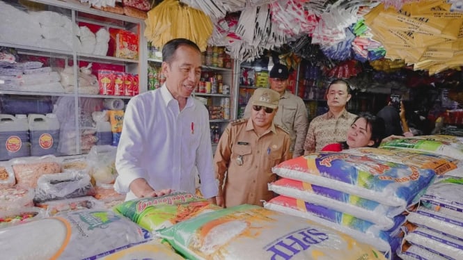 Presiden Jokowi saat meninjau harga bahan pokok di Kalbar