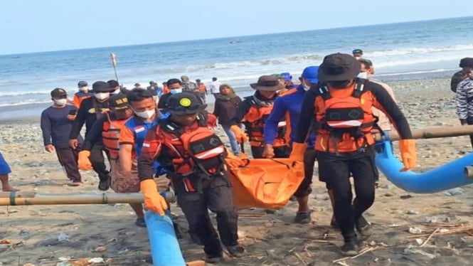 Basarnas mengevakuasi santri tenggelam di pantai Purworejo