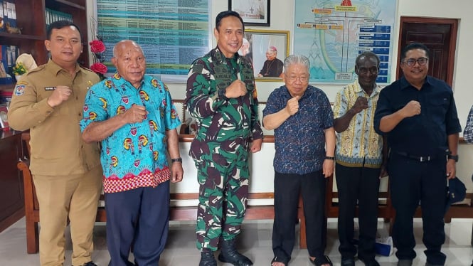 Kasatgas Ketahanan Pangan TNI AD bersama tokoh adat Merauke