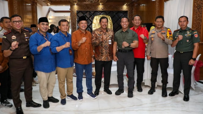 Pj Gubernur Nana Sudjana bersama cagub cawagub Jateng