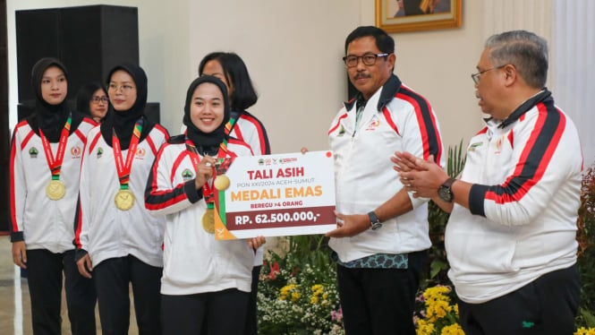 Pemprov Jateng menyerahkan bonus ke atlet PON XXI