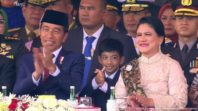 Jan Ethes, cucu dari Presiden Jokowi dan Ibu Iriana Jokowi di HUT TNI