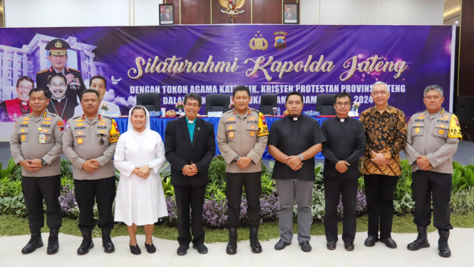 Kapolda Jateng Irjen Pol Ribut Hari Wibowo bersama tokoh agama