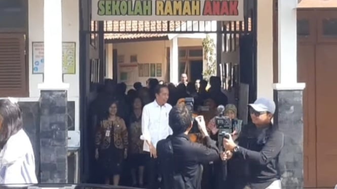 Presiden Joko Widodo (jokowi) mengunjungi SDN Tirtoyoso