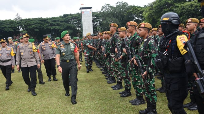 Danrem 072/ Pamungkas Brigjen TNI Zainul Bahar periksa pasukan