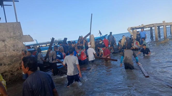 Jembatan dermaga di Pulau Hatta, Banda Maluku Tengah, ambruk