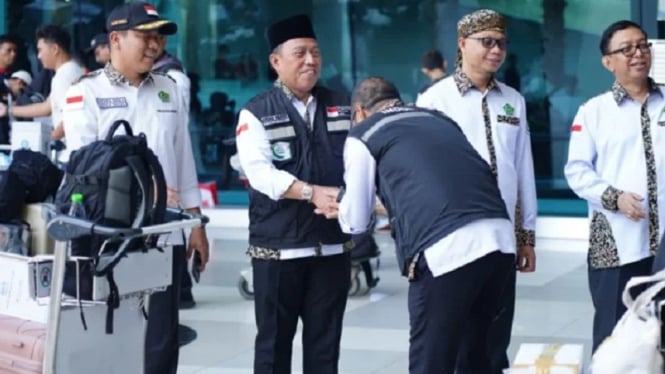 Direktur Bina Haji dan Umrah Arsyad Hidayat menyambut petugas haji