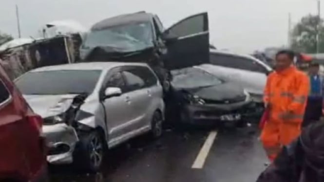 Kecelakaan beruntun di Tol Cipularang