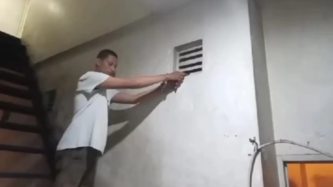 Pria di Semarang mengintip teman wanitanya yang sedang mandi