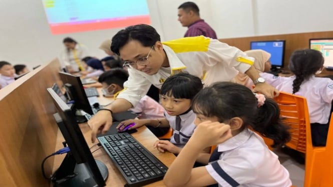 Ilustrasi siswa SD belajar Coding