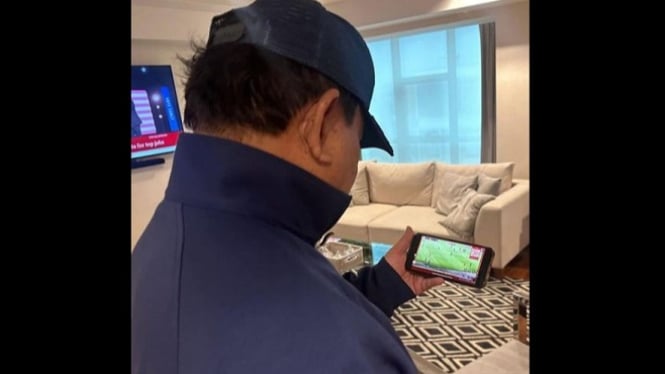 Presiden Prabowo Subianto nonton timnas Indonesia di HP