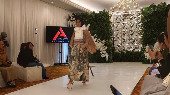 Model pakai busana untuk ajang Urband Solo Fashion