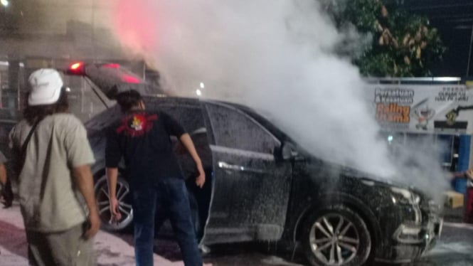 Mobil terbakar depan terminal Bawen, Kabupaten Semarang