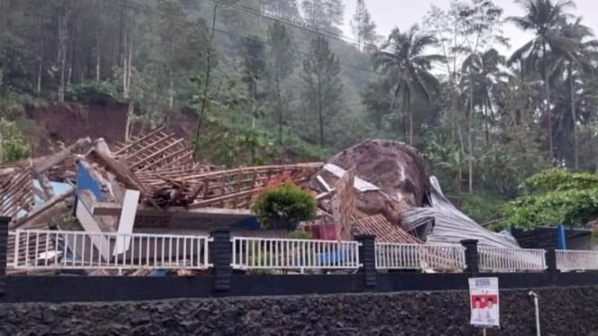 Tanah longsor dan batu raksasa timpa rumah di Purworejo