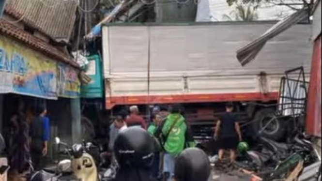 Kecelakaan truk di Turunan Silayur Semarang