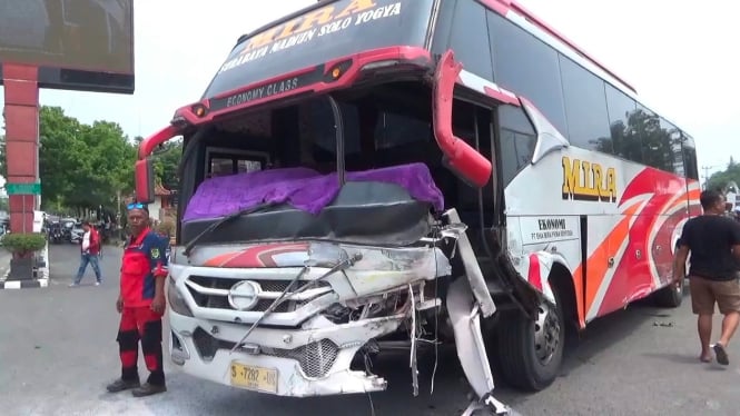 Kecelakaan Bus Mira adu banteng dengan dump truk pasir