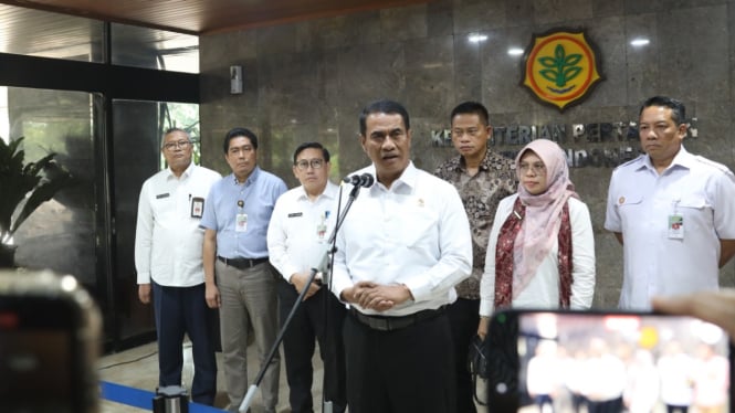 Menteri Pertanian Andi Amran Sulaiman saat jumpa pers di kantornya