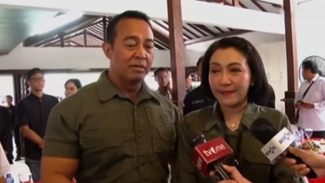 Andika Perkasa dan istri usai mencoblos di TPS Lempongsari