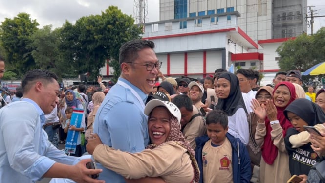 Ketua DPD Gerindra Jateng Sudaryono bersama warga Jateng