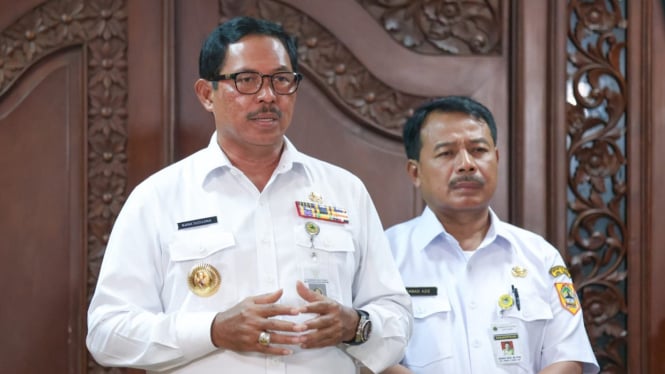 Pj Gubernur Jateng Nana Sudjana mengumumkan UMP Jateng 2025