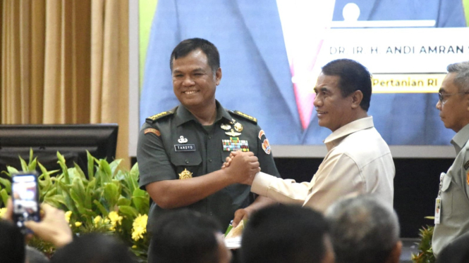 Mentan Andi Amran Sulaiman bersama Wakasad Letjen TNI Tandyo Budi