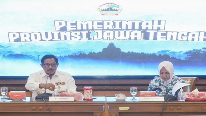 Pj Gubernur Jateng Nana Sudjana bersama Kepala BMKG