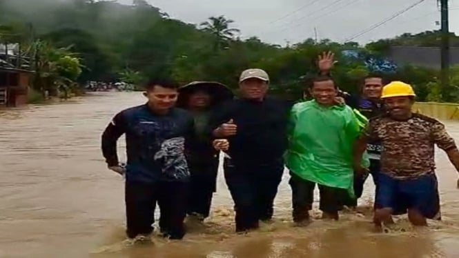 Mentan Andi Amran Sulaiman merobos banjir di Bone Sulsel