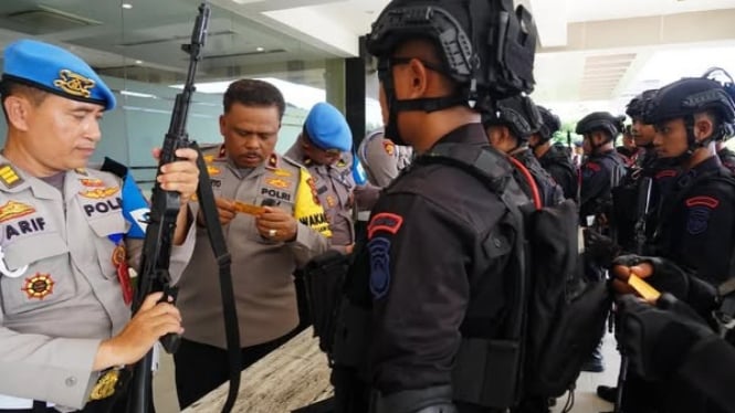 Wakapolda Jateng Brigjen Pol Agus Suryonugroho periksa senpi anggota