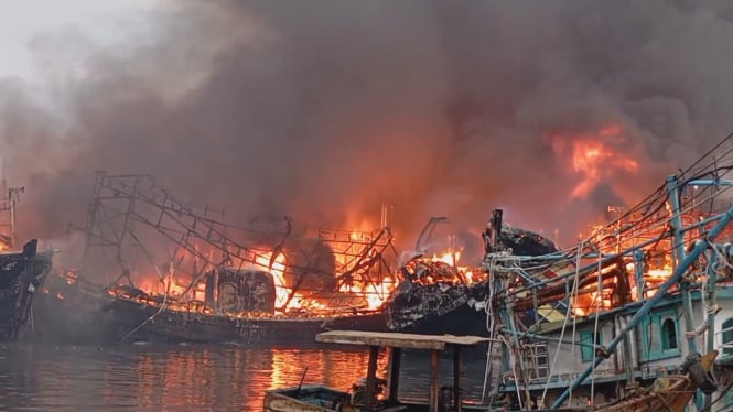 Kapal nelayan terbakar di Pelabuhan Pelindo Tegal, Jumat pagi