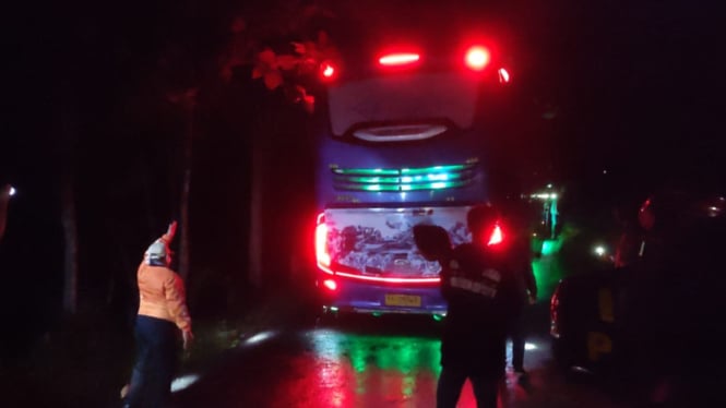 Bus pariwisata nyasar di Hutan Tunggangan Wonogiri