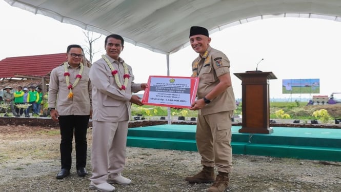 Mentan Andi Amran Sulaiman menyerahkan bantuan Alsintan di Bangkalan