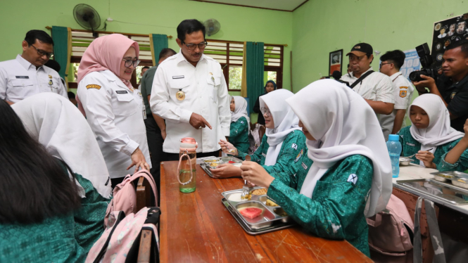 Pj Gubernur Jateng Nana Sudjana memantau makan bergizi gratis