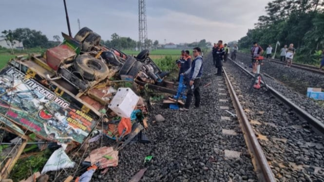 Truk yang tertemper KA Sancaka di Sragen, Jumat