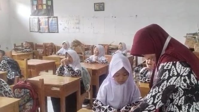 Siswi di Brebes yang dikurung ibu ODGJ akhirnya sekolah lagi