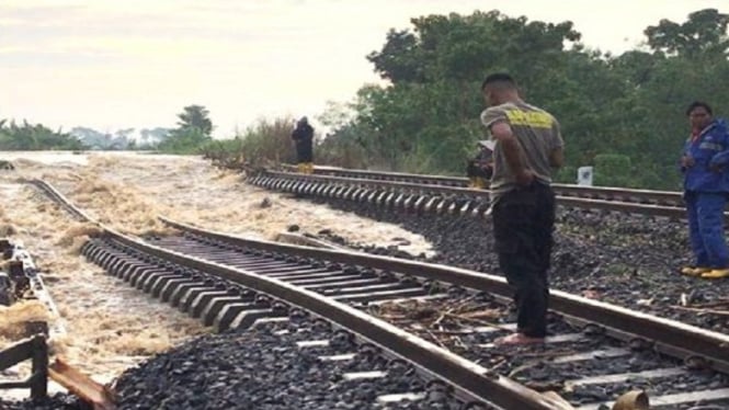 Rel kereta api terendam banjir di Grobogan