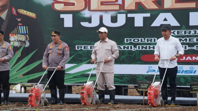 Mentan Andi Amran Sulaiman tanam jagung bersama Kapolri